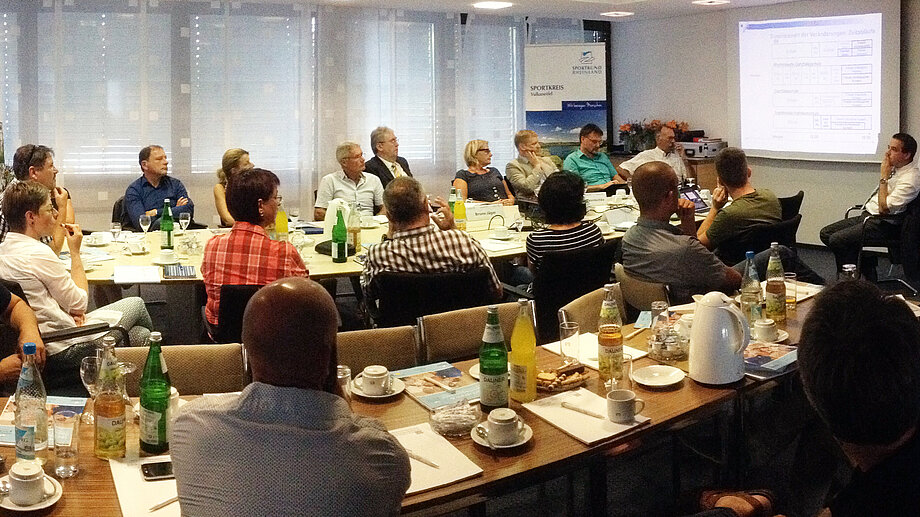 Vereins- und Schulvertreter diskutieren Kooperationen.