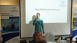 Matthias Poeppel (Abteilungsleiter BSB) begrüßt die Gäste der Sportabzeichen-Ehrung.