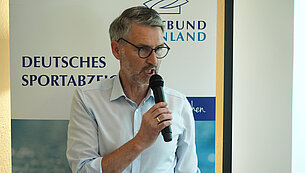 Peter Mohr, Marketingleiter bei der Sparkasse Westerwald-Sieg freut sich über den Zuwachs der Sportabzeichen-Abnahmen.