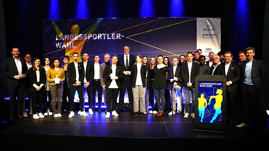 Abschlussfoto mit allen Sportlern und Funktionären.