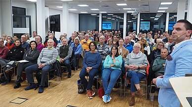 Referent Thorsten Becker Agelidis spricht vor rund 150 Übungsleiter*innen beim Special Gesundheitssport.