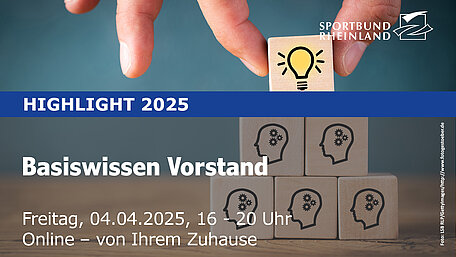 Pyramidenförmig angeordnete Würfel, auf denen Köpfe zu sehen sind. Der letzte Stein wird gerade auf die Spitze gesetzt, auf diesem ist eine leuchtende Glühlampe zu sehen.