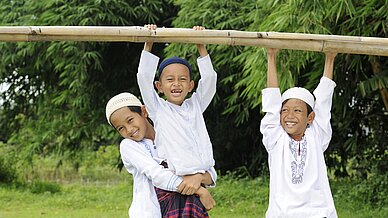 3 Kinder die spielen 
