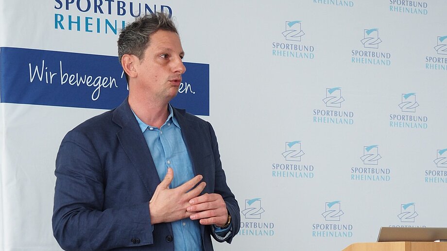 Univ.-Prof. Dr. Tim Bindel.