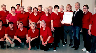 Monika Sauer übergibt Zertifikat "Seniorenfreundlicher Sportverein".