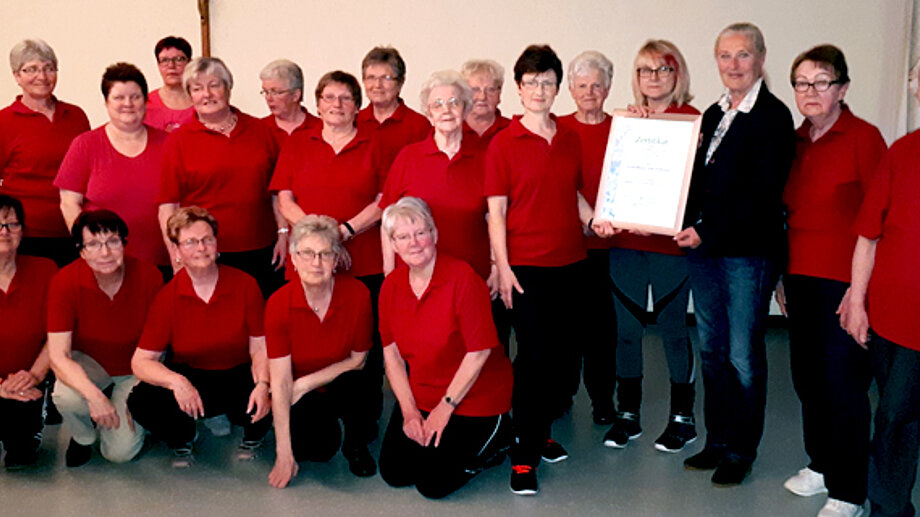 Monika Sauer übergibt Zertifikat "Seniorenfreundlicher Sportverein".