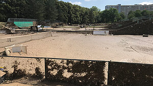 Der zerstörte Tennisplatz nach der Flut