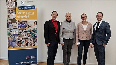 Matthias Poeppel, Monika Sauer, Dr. rer. cur. Natalie Waldforst und Thorsten Becker Agelidis bei der Vertragsunterzeichung.