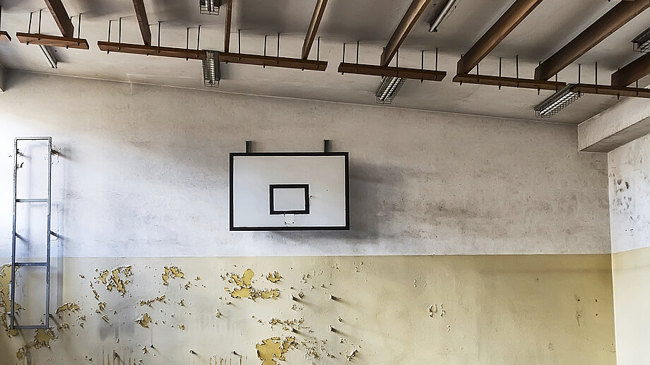 runtergekommene Sporthalle