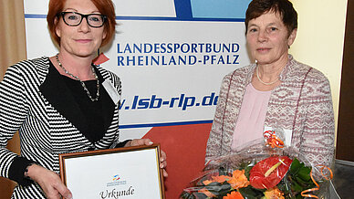 Bärbel Meid erhält Gertalis Schohs-Preis von LSB-Vizepräsidentin Claudia Altwasser.