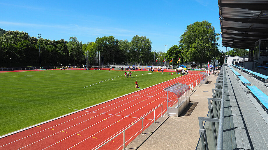 Apollinarisstadion Bad Neuenahr-Ahrweiler: Blick seitlich von der Tribüne ins Stadion