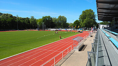 Apollinarisstadion Bad Neuenahr-Ahrweiler: Blick seitlich von der Tribüne ins Stadion